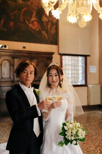 挙式後は建物内にて乾杯のセレモニーを