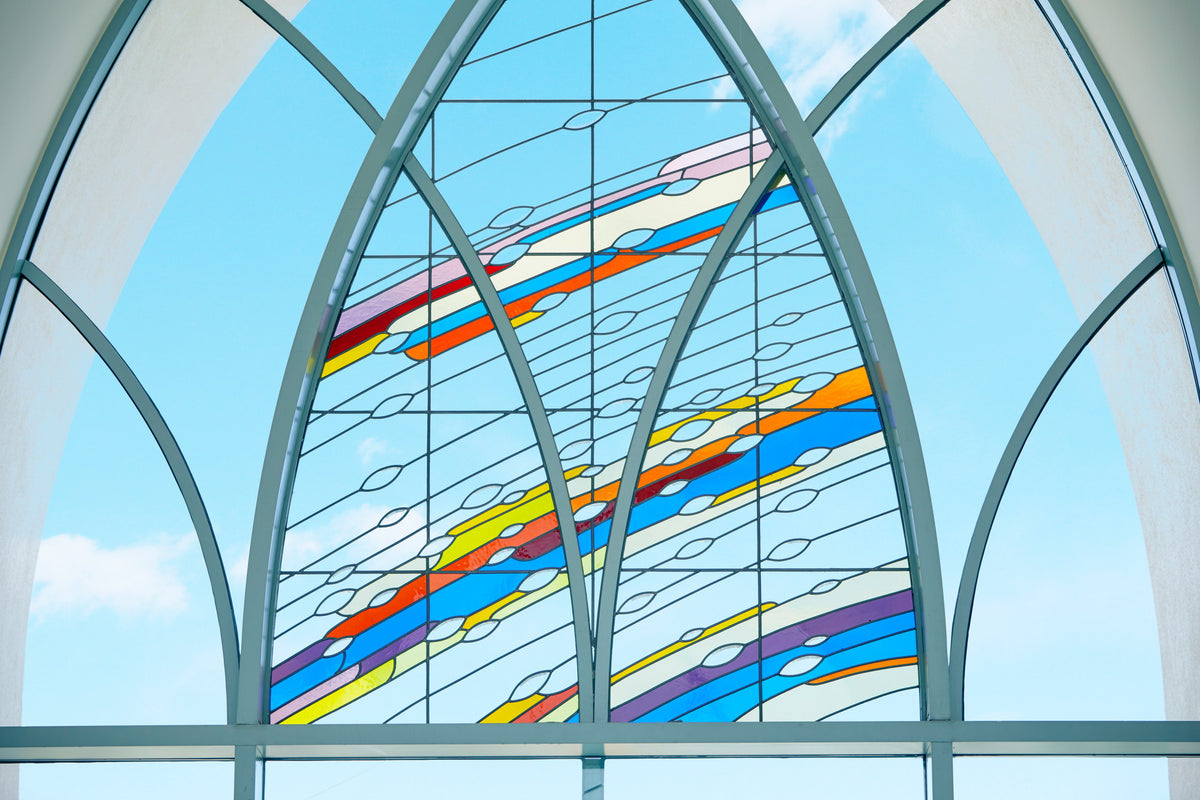 入口の上にはハワイの伝説の虹が描かれたステンドグラス