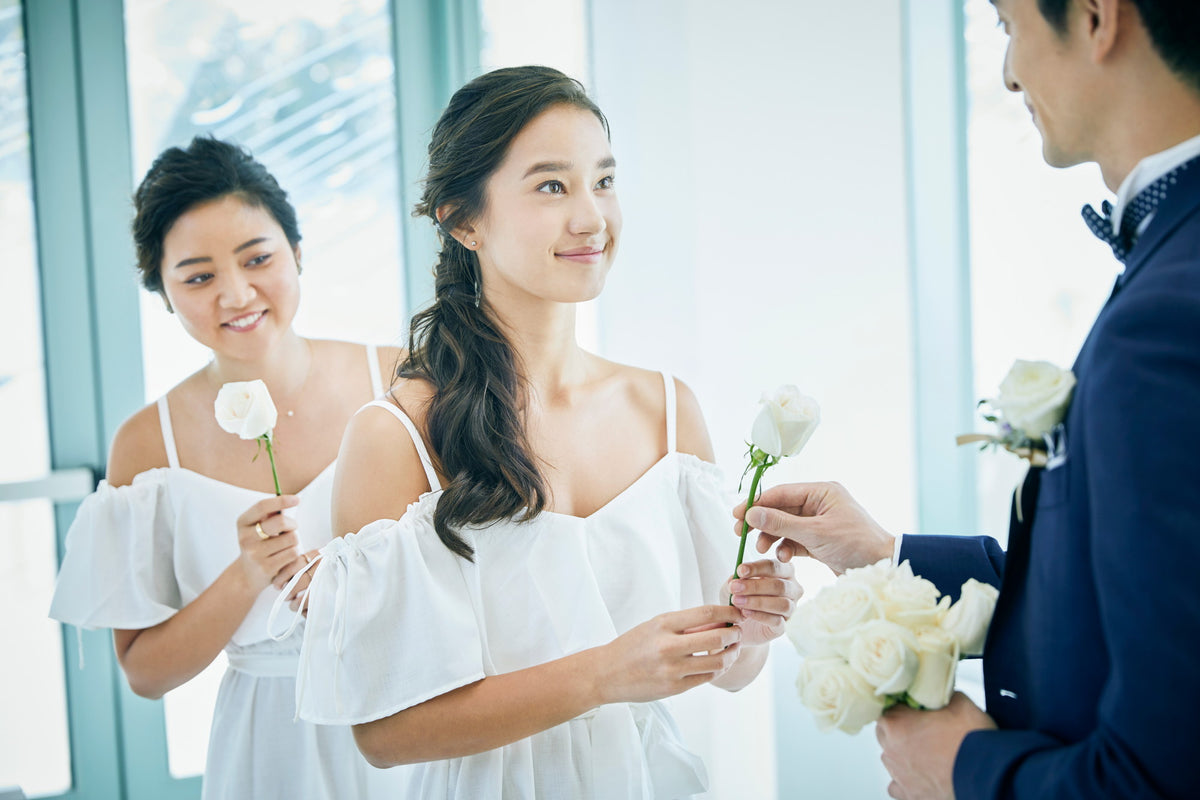 ローズセレモニー 新郎様から新婦様へ12本のバラの花束プレゼント