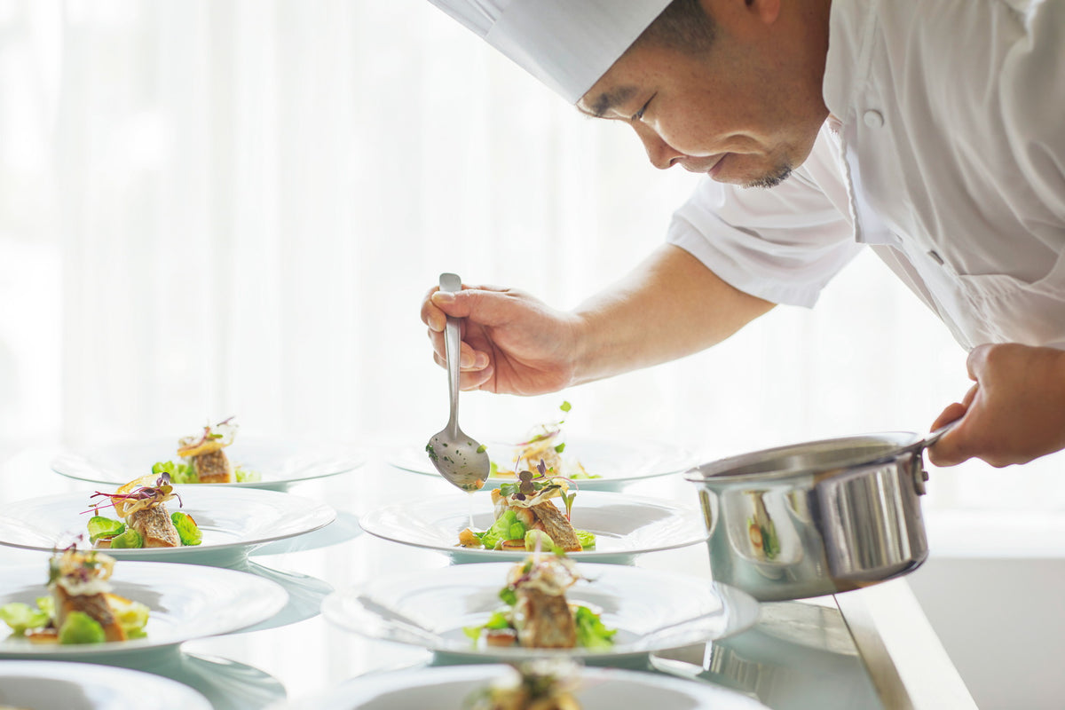 料理は 日本人シェフ監修のもと ハワイの食材をふんだんに取り入れた日本人のテイストに合う西洋料理 コオリナ・ヴィラ施設内のキッチンでお作りしているので 出来立てのお料理をご提供