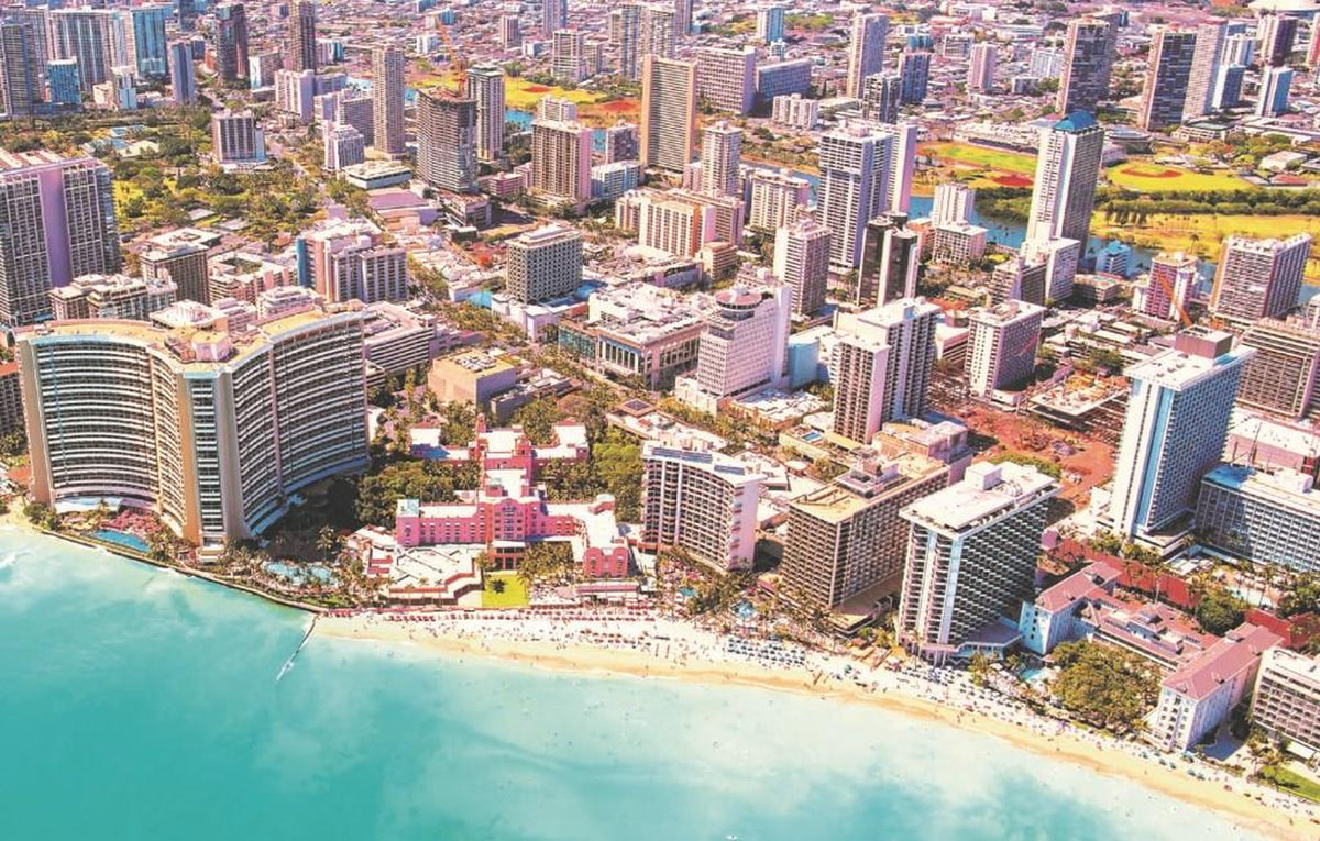 ワイキキは毎日2万人の観光客が訪れる大都市。ホテルが80棟並び賑わいのある観光地。
