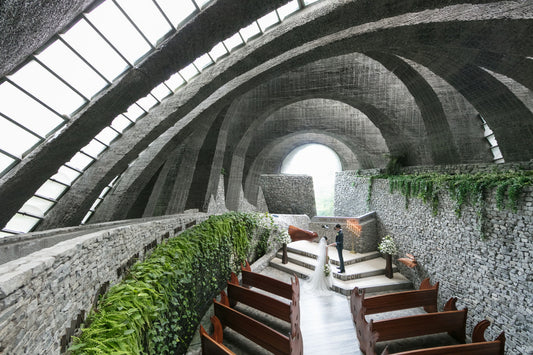 「石の教会」軽井沢の自然に溶け込むように佇む、世界でも希少な教会建築会