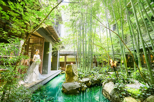 伝統とトレンドが融合する、緑溢れる会場。400年続く老舗料亭「河文」を受け継ぎ、和と洋が複合した空間は、都心と思えないくつろぎの空間です。
