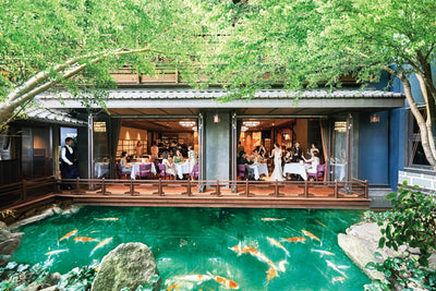 ゲストも心安らぐ緑豊かなロケーション。錦鯉が泳ぐ庭園を眺めながら上質かつアットホームにお過ごしいただける人気のパーティー会場。