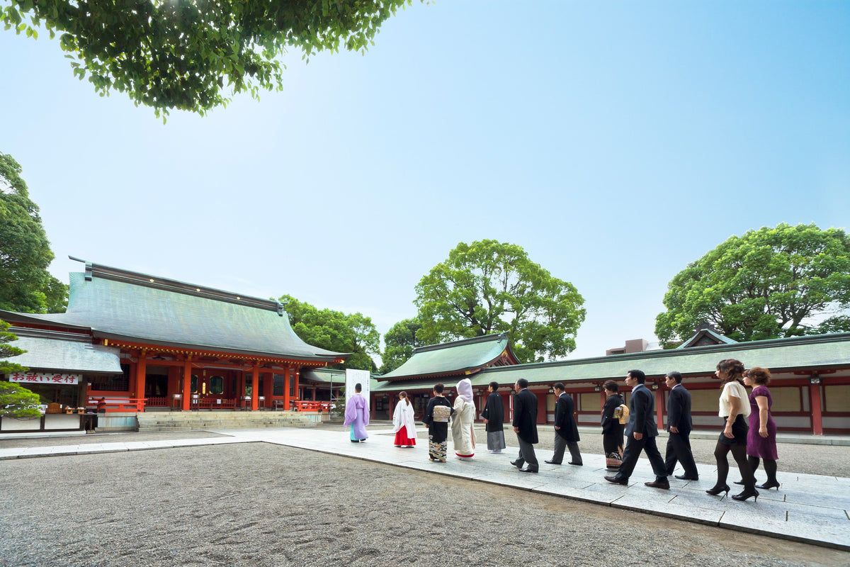 【藤崎八旛宮 50名】熊本市の総鎮守と云われる藤崎八旛宮での伝統の神前結婚式。由緒ある神社の境内を神職や巫女に先導されて進む参進の儀。夫婦となった実感をかみしめることのできる挙式です。