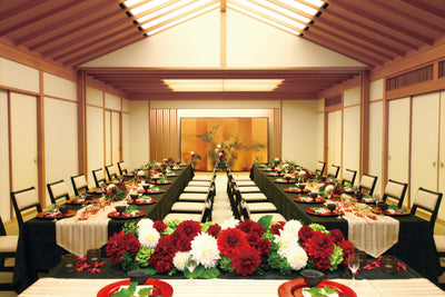 【鈴蘭 40名】「和」の披露宴スタイルで、日本の伝統様式に則った儀式からモダンな演出まで、おふたりらしく表現していただけます。床は畳敷きではあるものの、各自のお席はテーブルと椅子のスタイルです。