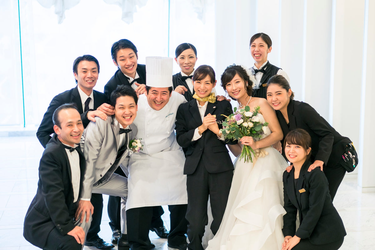 【スタッフ】多くのお客様に慕われて50年。その歴史の中で培ってきたホスピタリティ・マインドを大切に、新郎新婦様とゲストの皆様が満ち足りた時間を過ごせるよう、心尽くしのおもてなしをいたします。