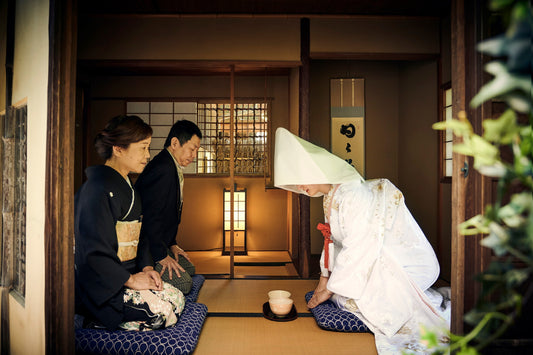 桜祝言(さくらしゅうげん)桜鶴苑での人前式_親御様との大切なひとときをお茶室で