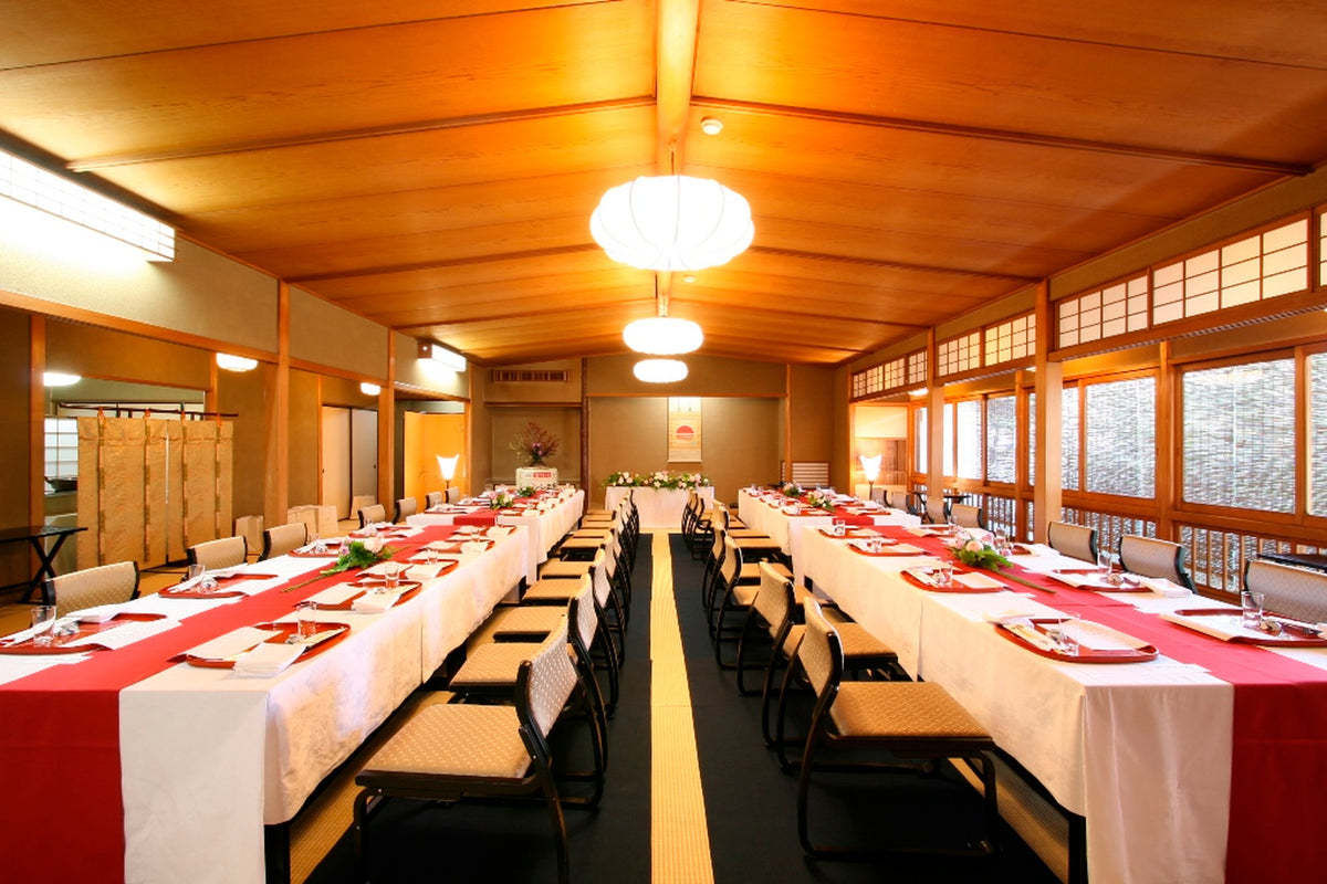 会場内 30名様配席