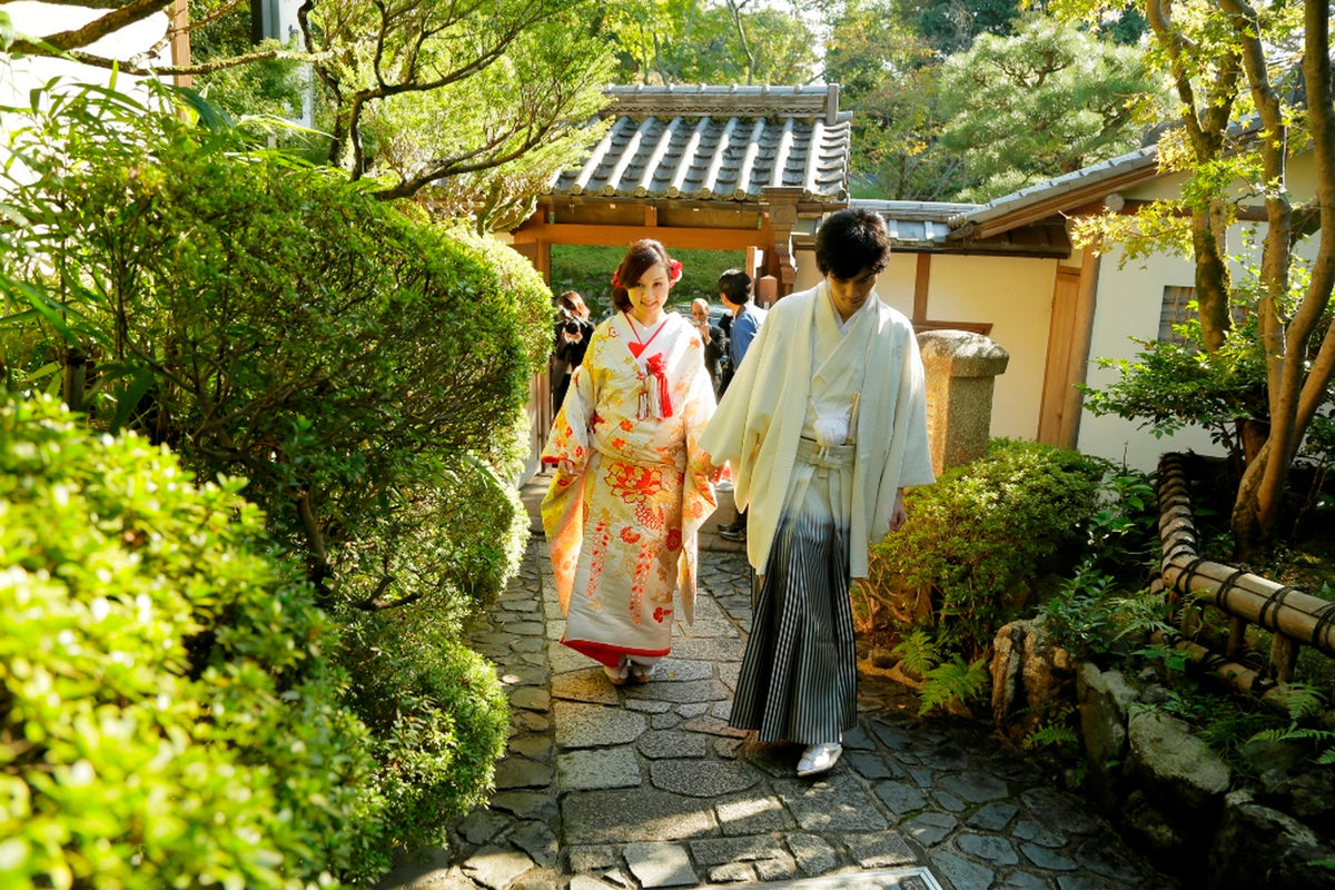 庭園を通り祝宴会場へ