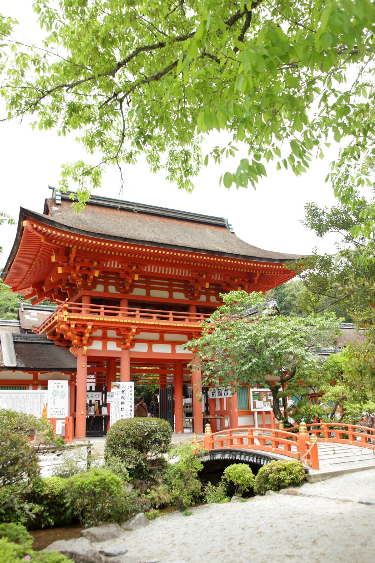 世界遺産に登録されている上賀茂神社。国宝2棟、重要文化財41棟が広大な敷地の中に存在します。