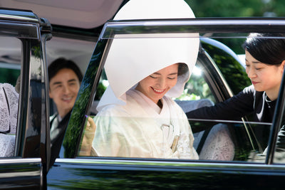 車からゆっくりと降りてお控室へ