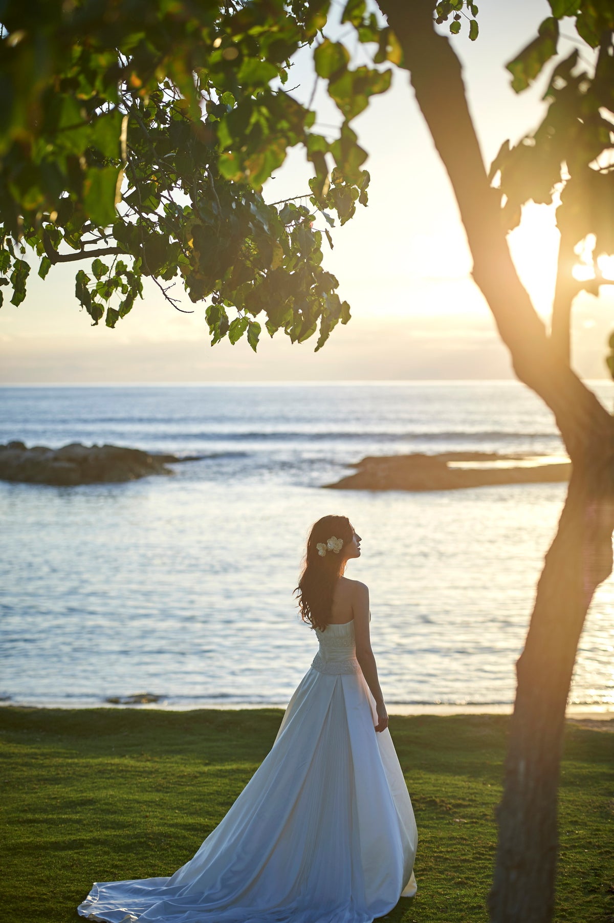 夕陽を浴びながらオレンジ色にそまるコオリナビーチ