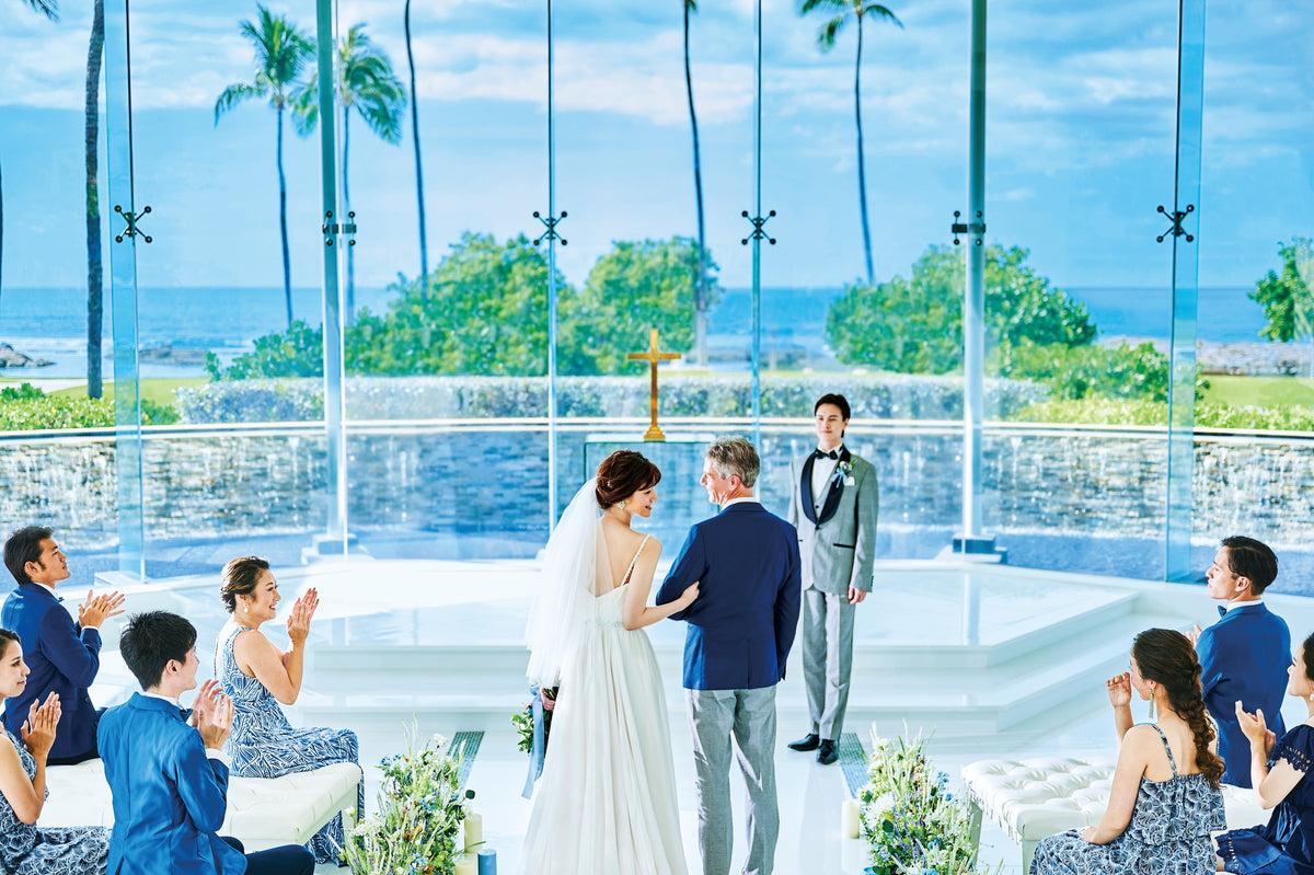 まるで空と海に包まれたような祭壇で、コオリナの美しい空・海・パームツリーを臨みながら、永遠に変わらない愛を誓います。 ガーデンウェディングのような開放的な挙式が屋内で叶う!