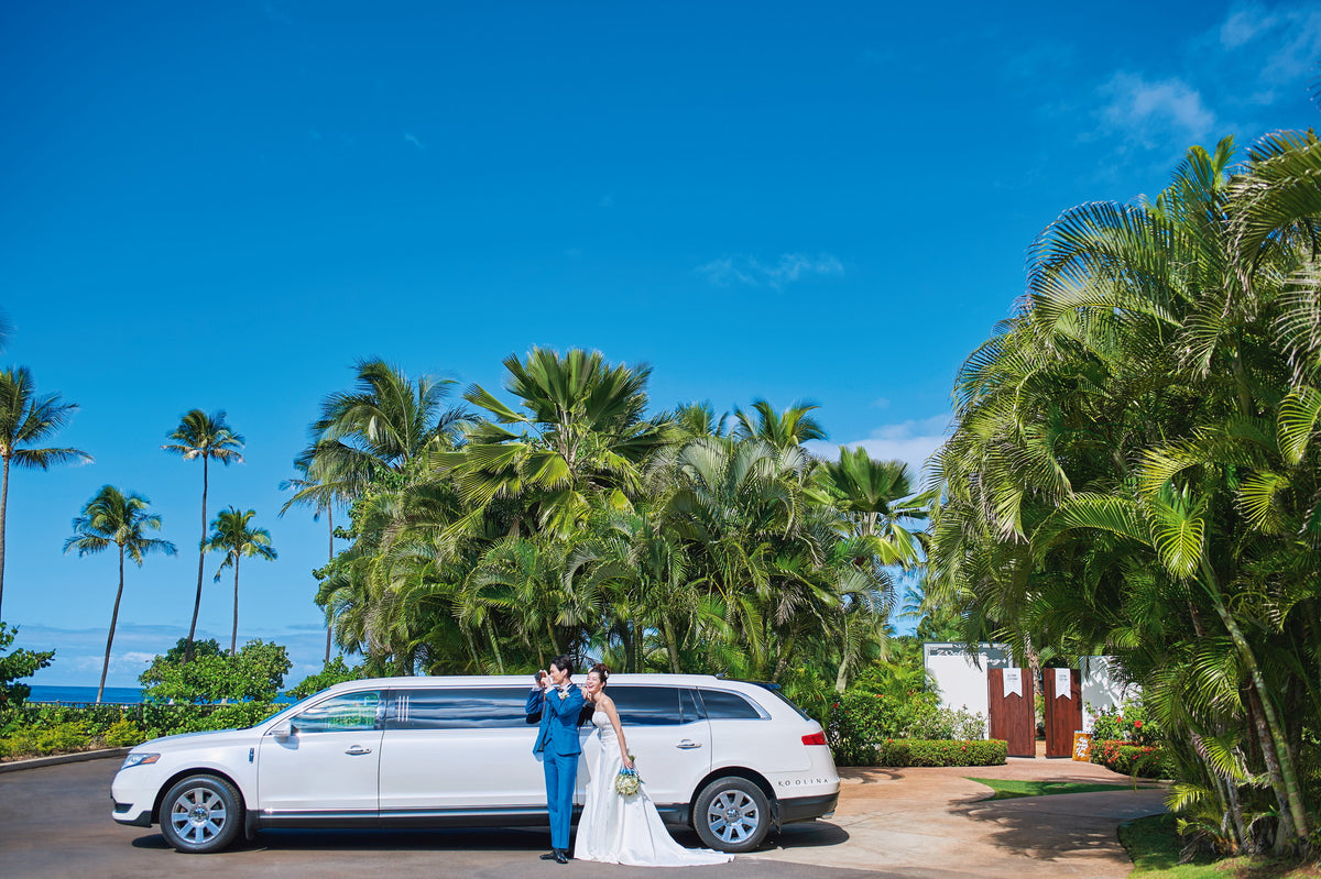 ワタベウェディングのスタッフが、おふたりとゲストの皆さまをお出迎え致します。白いリムジンを背景に写真が残せるのも人気のポイントです。