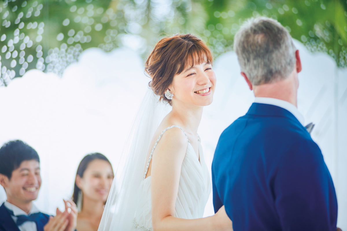 360°ガラス張りの明るいチャペルに降り注ぐ光で、挙式中も柔らかい笑顔に包まれます