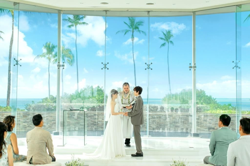 まるで空と海に包まれたような祭壇で、コオリナの美しい空・海・パームツリーを臨みながら、永遠に変わらない愛を誓います。 ガーデンウェディングのような開放的な挙式が屋内で叶う!