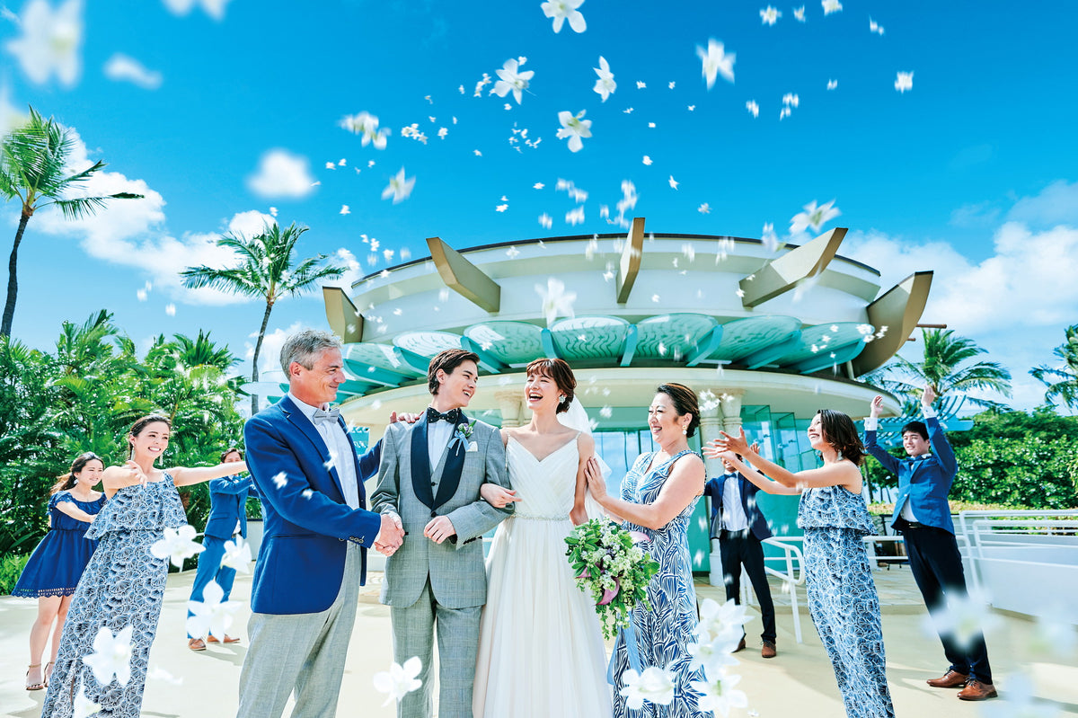 晴天の下、心地よい風を感じながらフラワーシャワーで祝福を!