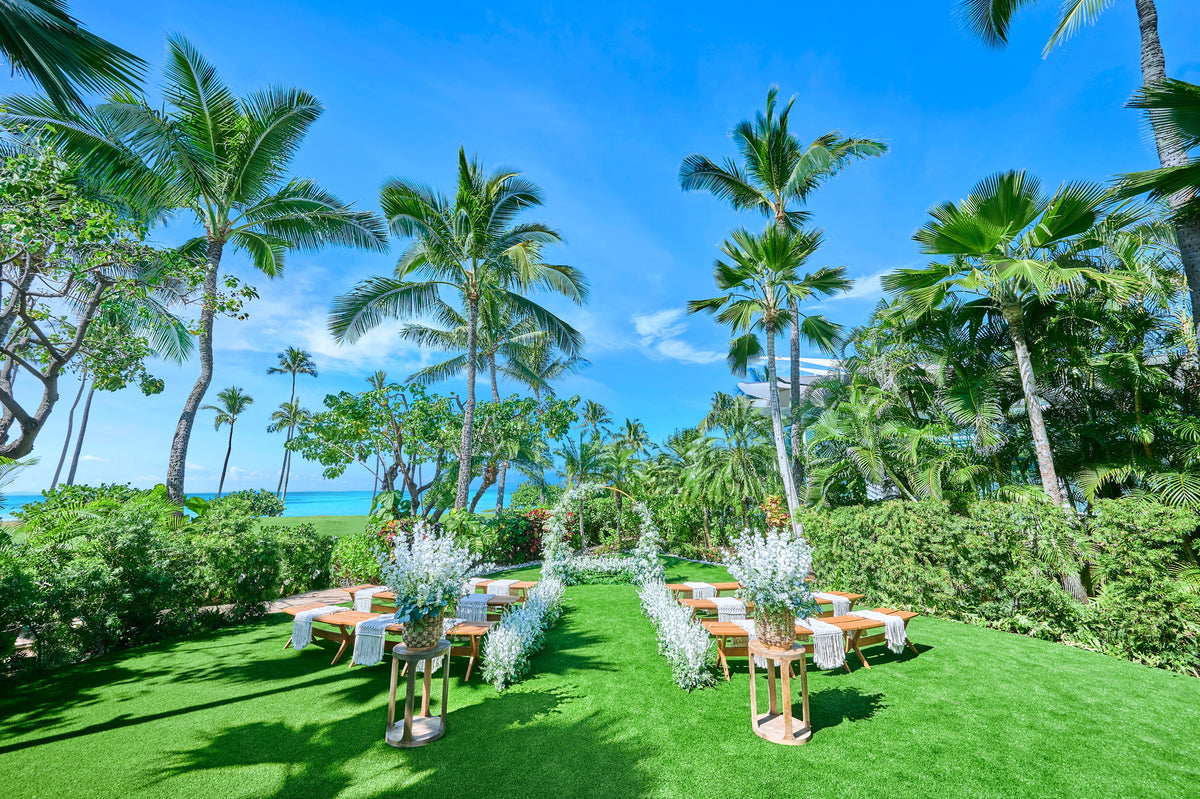 ハワイと聞いて多くの方が思い浮かべる「パームツリー」や綺麗に手入れされた緑に囲まれてのガーデンウェディング 真っ青な空の下、プライベートガーデンで叶う場所はここだけ -
