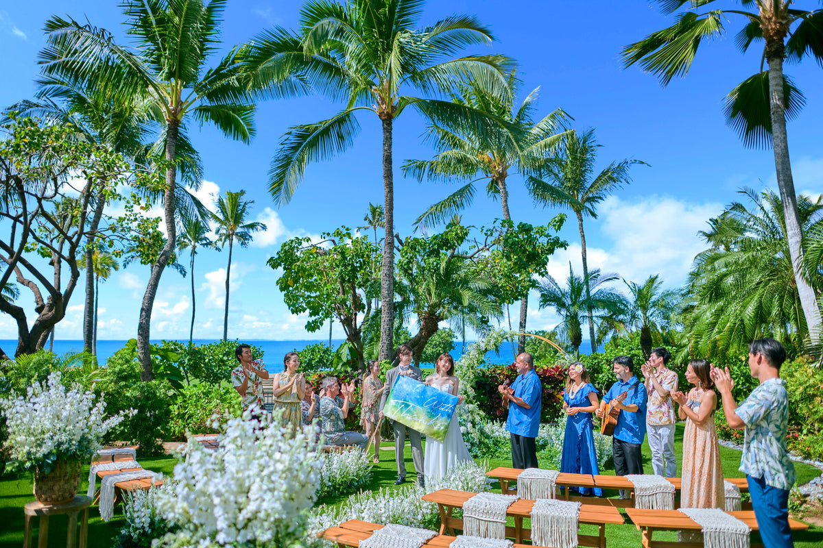 プライベートガーデンで大切な家族に囲まれた挙式。ハワイアンミュージックで自然とみんな笑顔に!
