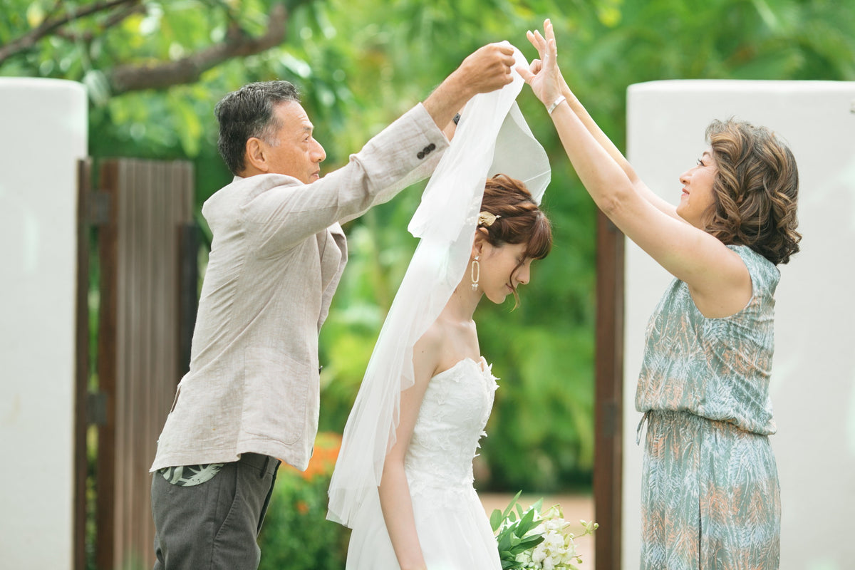 みんなに見守られながらベールダウンのセレモニー
