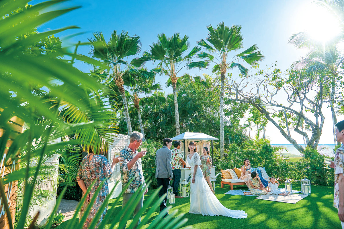 チャペルウェディング・ガーデンウェディングどちらを選んでも、挙式後プライベートガーデンでゲストと写真タイムを楽しむことができます