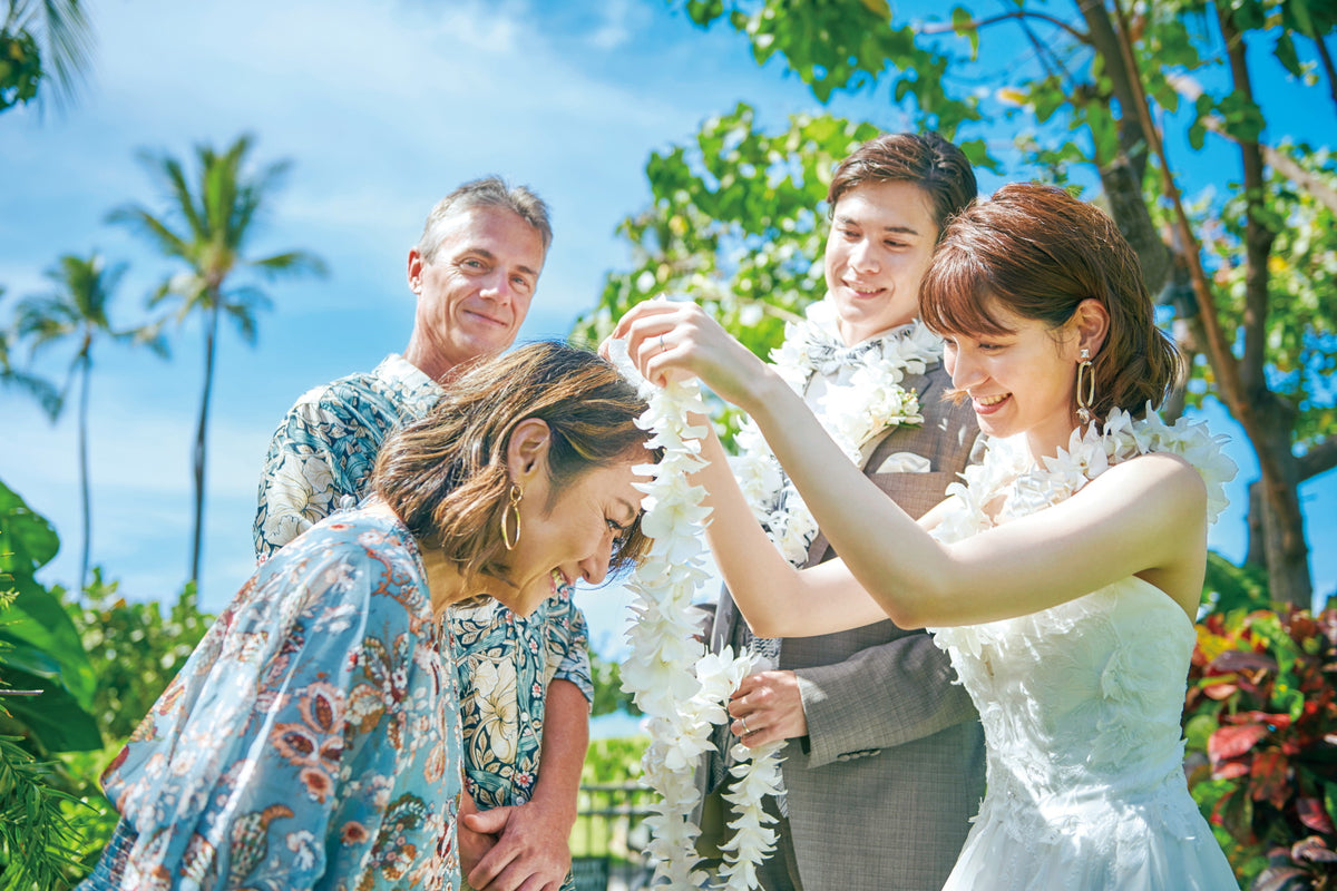 憧れのレイセレモニーも、パームツリーに囲まれたプライベート空間でハワイらしく!!