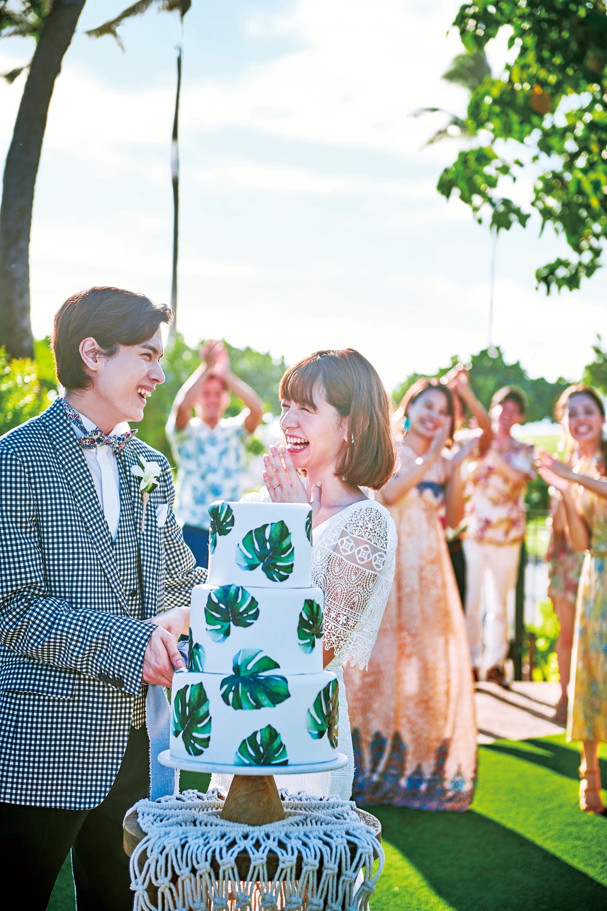 ケーキカットセレモニーもガーデンで叶い、すべてがハワイらしさと笑顔に包まれる幸せな時間を。