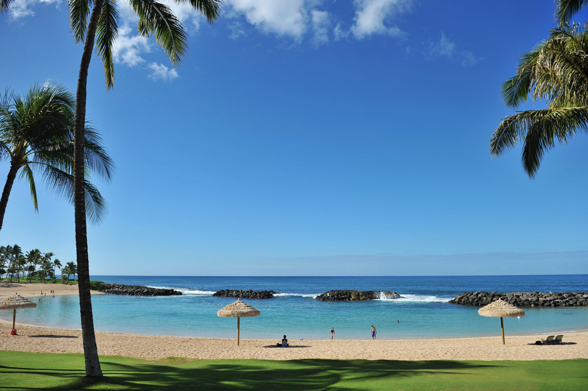 コオリナには3.2㎞の長い海岸線があり、それに沿って作られた美しいビーチには4つのラグーンがあります。一面に広がる美しい白い砂浜のラグーンは、波消しのおかげで波も穏やかで、美しく整備されています