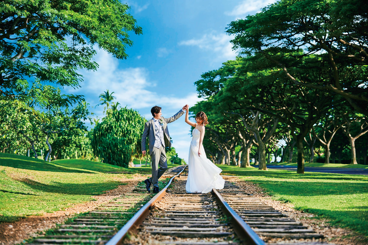 コオリナリゾートフォトツアー(※オプション) かつて広大なサトウキビ畑があった西海岸エリアを走っていた鉄道「ハワイアンレイルウェイ」の線路での撮影が可能です。