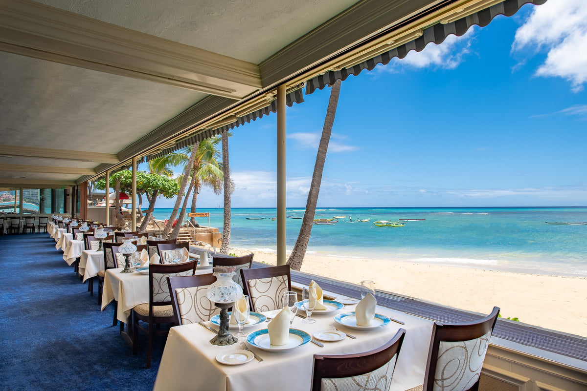 ロケーションは海が目の前。手を伸ばせば届きそうな波うちぎわのレストランです。しかも昼間は営業していないので貸し切りです