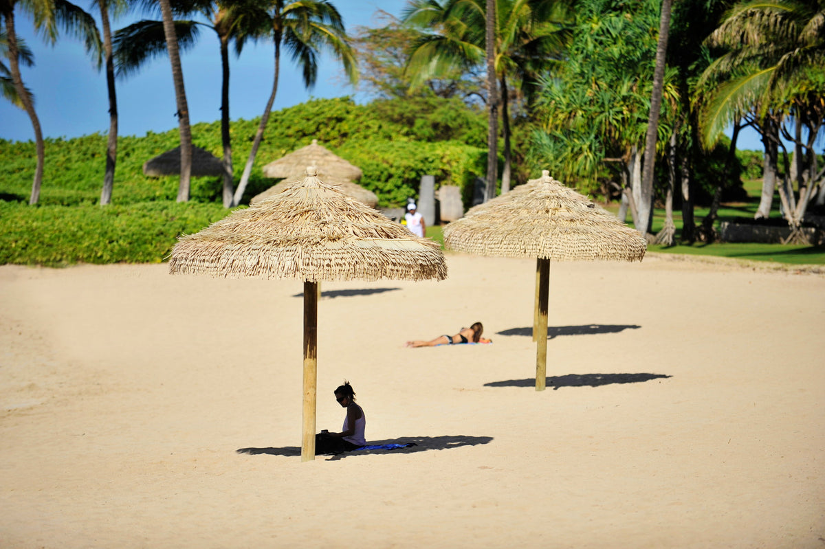 個人的なパラソルを立てることは禁止されており、備え付けのパラソルのみ。美しい景観を守るというコオリナリゾートのこだわりが感じられますね