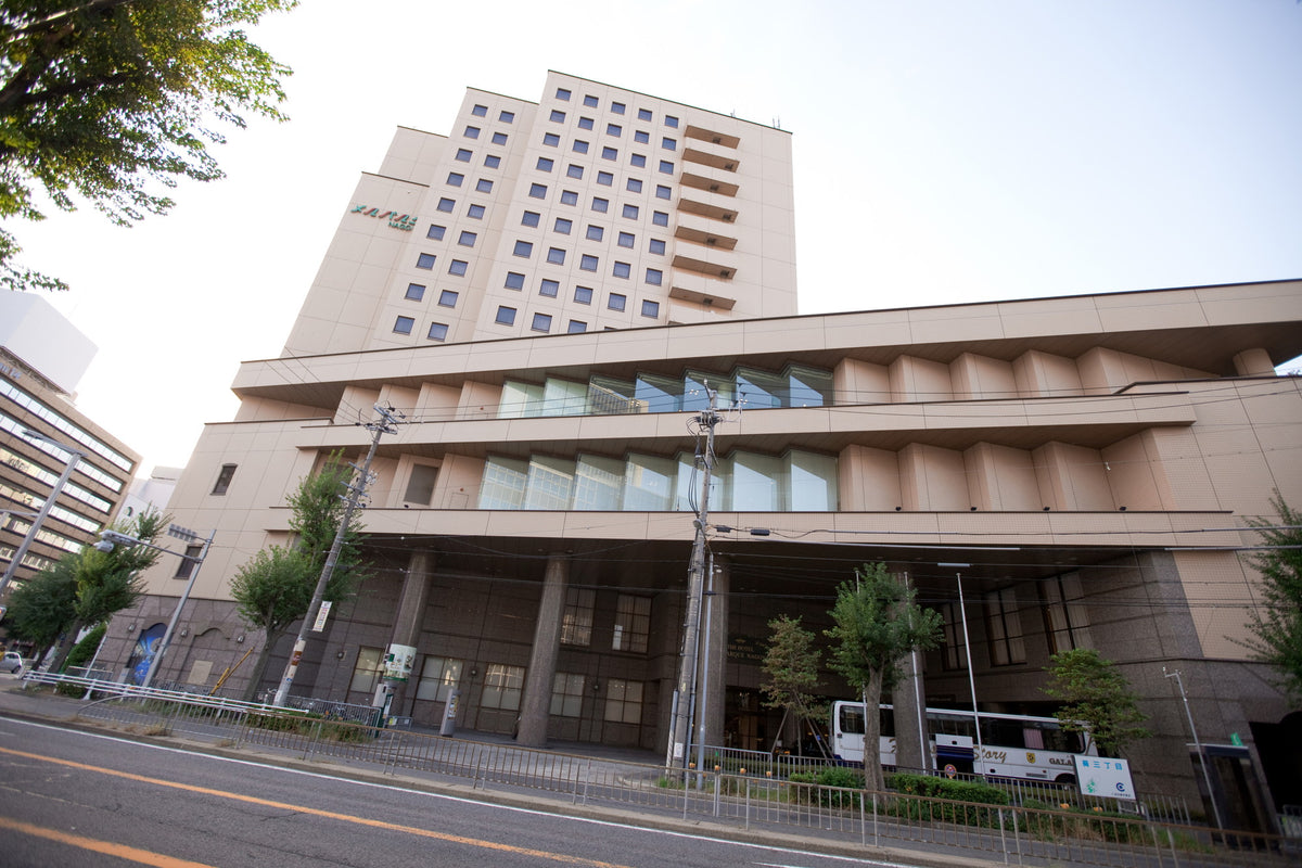 千種駅から徒歩1分という好立地が自慢。新幹線の場合JR線でそのまま乗り換えられて便利です。遠方からのゲストもアクセスしやすく宿泊もできるのでおふたりの門出を心からお楽しみいただけます。