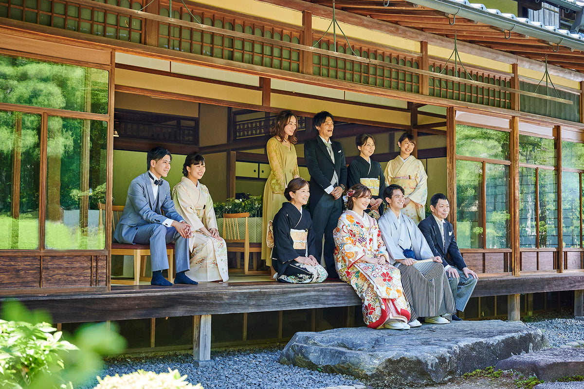 一軒貸切だからこそ叶う、日本庭園を眺めながらご家族様とのワンシーン。ゆったりとした非日常空間で味わう特別なひと時を。