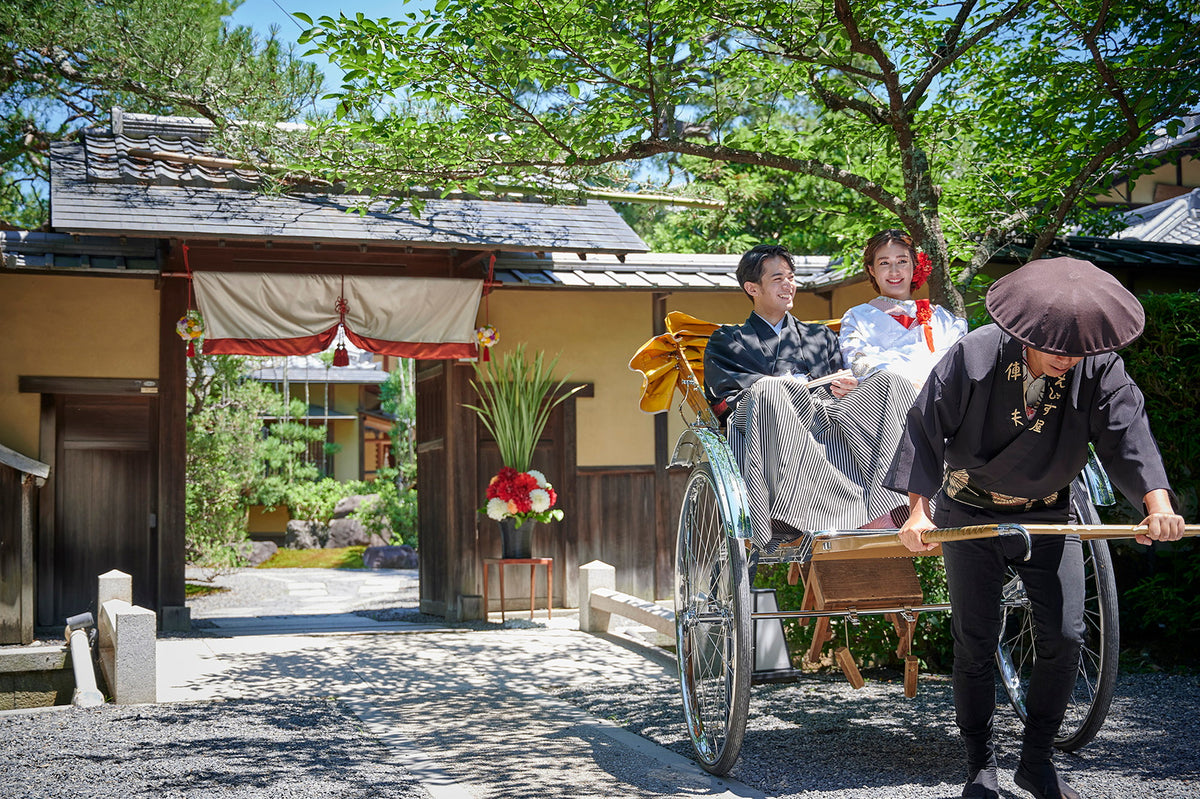 京都に数台しかない新郎新婦専用の「寿人力車」。南禅寺界隈をぐるりとご散策頂けます。京都ならではの特別体験を記憶に残して頂けます。