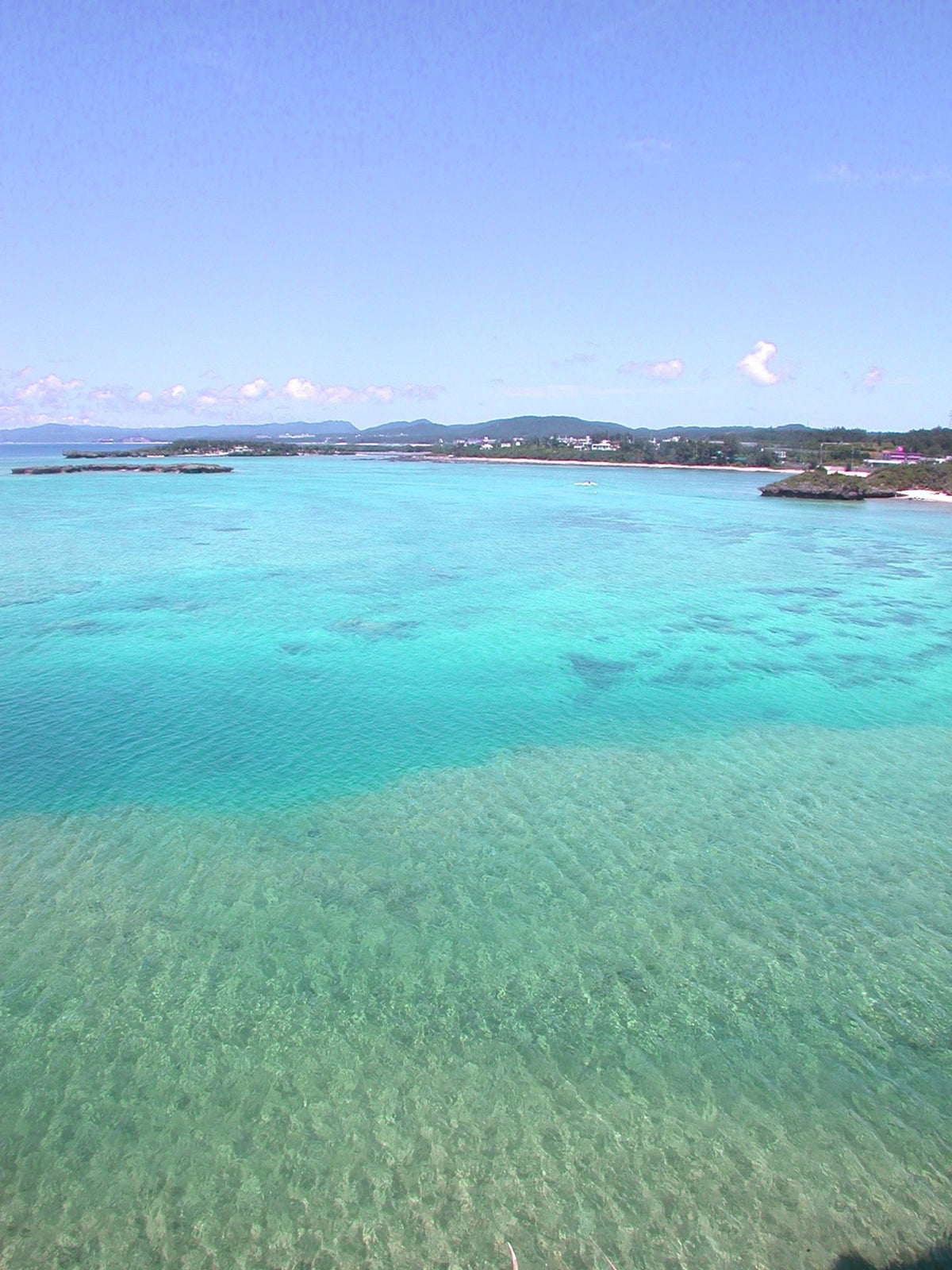 高台にあるチャペルからはエメラルドグリーンや紺碧の海など、様々な海の色のグラデーションを眺めることができます