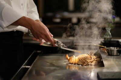 石垣牛・和牛のコース、伊勢海老や鮑などの海鮮コース、お肉の食べ比べこーずなど豊富なメニューを揃える「鉄板焼 於茂登　(おもと)」＠オーシャンウィング1F