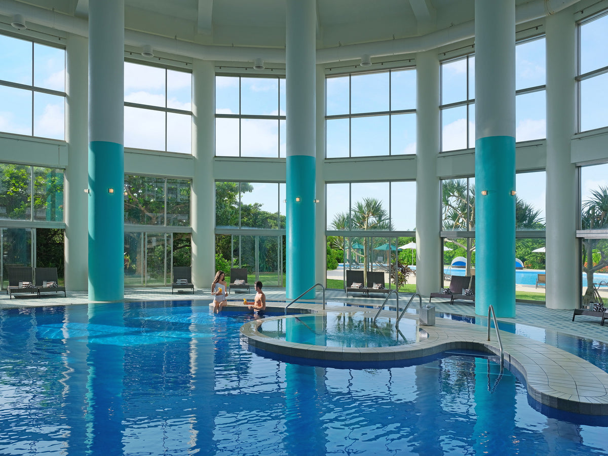 インドアプール&ジャグジーは石垣の海水を取り入れ温水31℃で快適!通年いつでもご利用いただけ宿泊者は無料で利用可能 目の前がサンライズプールで行き来も可能