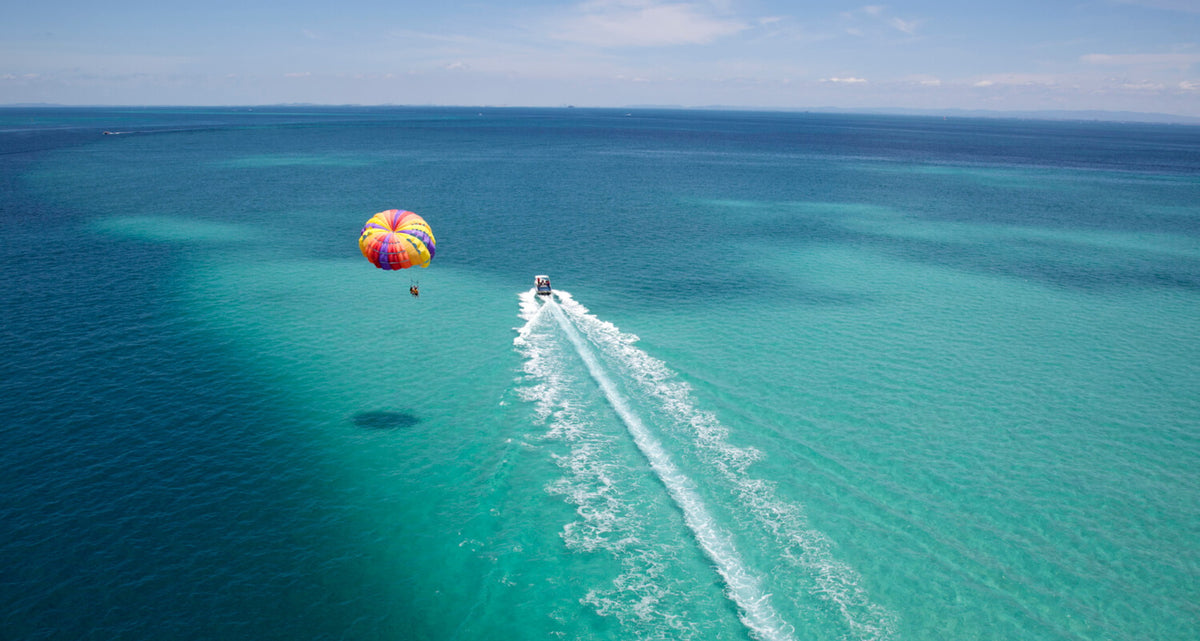 マエサトビーチに浮かぶ海のアスレチックでは、海の上に浮かぶ巨大な遊具で遊べる「マエサトビーチオーシャンパーク」　人気急上昇中のSUPや、パラセーリング、マリンジェットなど本格マリンアクティビティも充実！レンタサイクルやショートコースゴルフ、石垣島の醍醐味星空観賞ツアーも楽しめる！