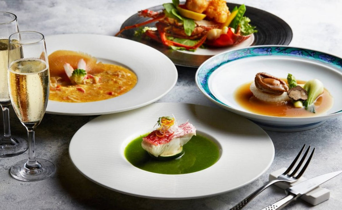 万座毛の絶景を眺めつつ、モダンな大人空間でステーキなどのグリル料理を堪能!ほろ酔いで夜の海沿いをお散歩しながらお部屋へ帰るのも素敵です♪/ザオリエンタルグリルバイカリン ビーチサイド2階