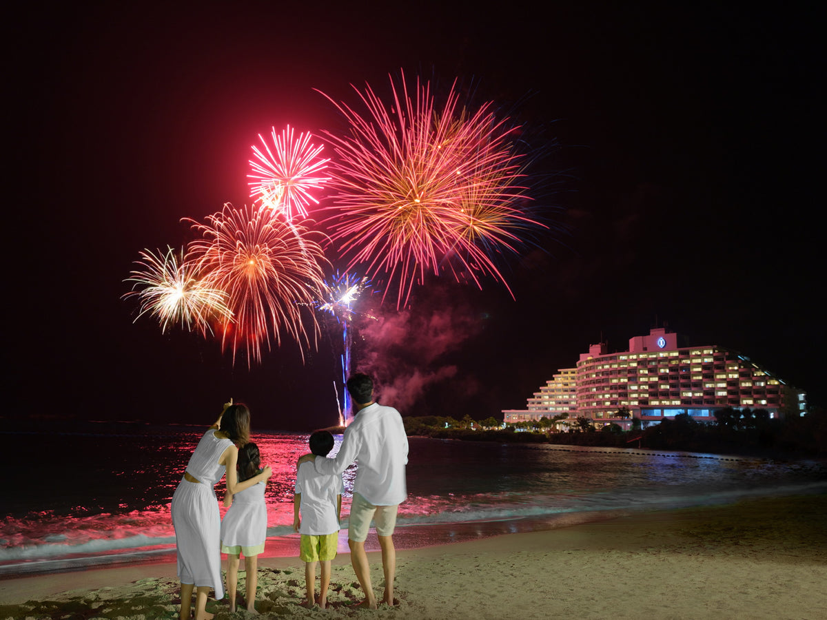 夏季限定！約300発の花火が万座ビーチの夜空を彩ります♪【7月8月は毎週水曜日・9月は毎週土曜日開催。20：00-20：45】