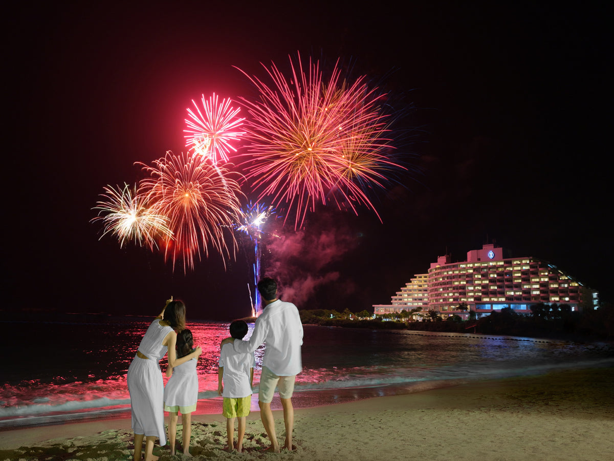 夏季限定!約300発の花火が万座ビーチの夜空を彩ります♪【7月8月は毎週水曜日・9月は毎週土曜日開催。20:00-20:45】