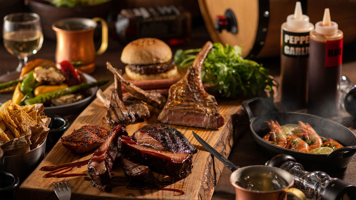 【BEACHSIDE GRILL 夏至南風】ビーチに面した屋外レストランでは、長時間低温調理でじっくり焼き上げる本格BBQ料理が楽しめます (※季節営業:4月頃~11月頃期間営業)