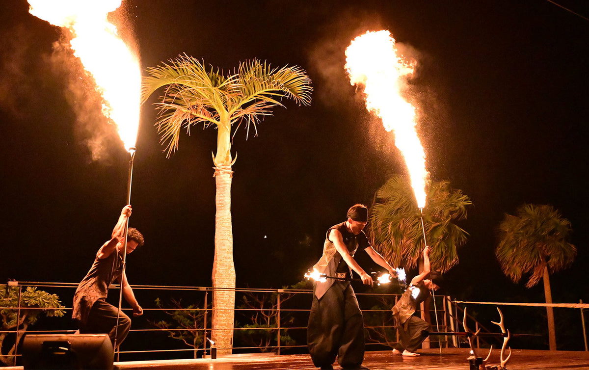 【BEACHSIDE GRILL 夏至南風】の併設ステージでは、ちむどんどん(心が高まる)ライブパフォーマンスが開催(※季節営業:4月頃~11月頃期間営業)