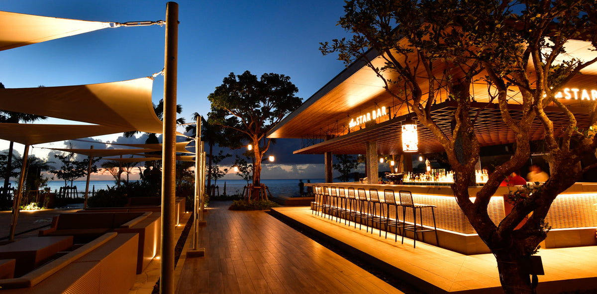 【THE STAR BAR】海遊びやプールの合間に水着のままで。サンセットのあとには、ライトアップされキラキラと輝くプールを目の前に、心地よい石垣島の夜を