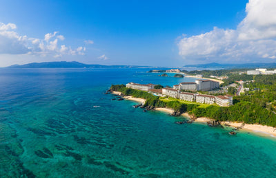 ハワイの言葉で「天国にふさわしい館」を意味するハレクラニは、ワイキキビーチで100年以上にわたる歴史を重ね、世代を超えて多くのお客様に愛されてきたホテルブランド　2019年夏国定公園として守られてきた沖縄・恩納村の1.7㎞にもわたる美しい海岸線に、その二つ目のホテルとして開業
