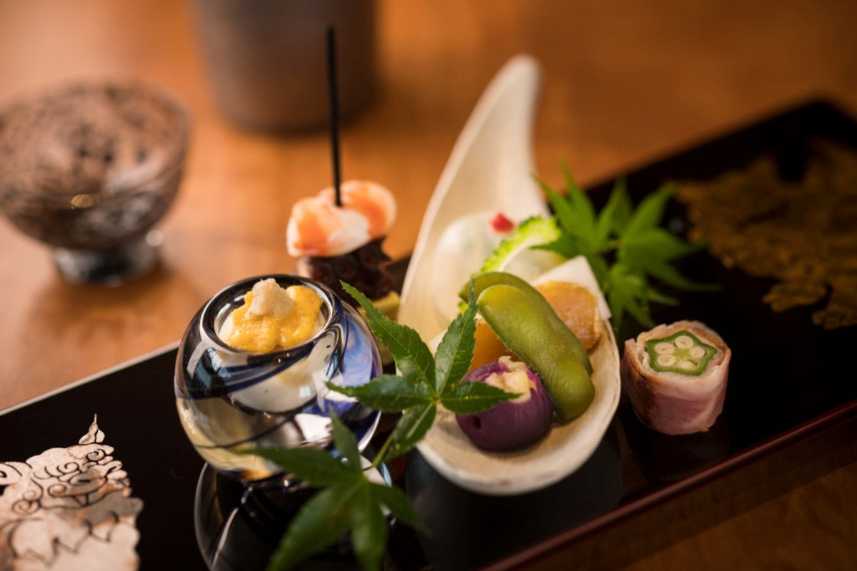 南の島にいながら、優雅に日本の四季を感じていただける和食の粋が詰まった会席料理。「青碧蒼（あおみ）」