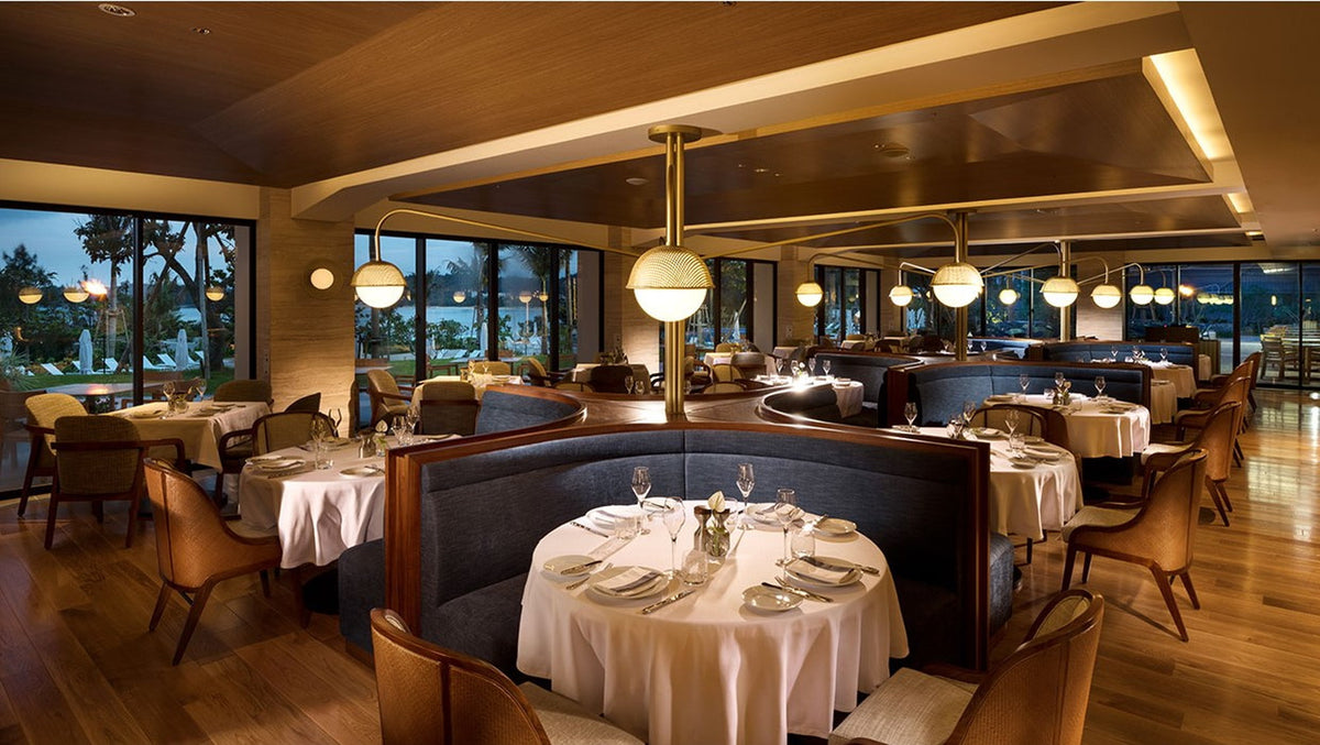 ステーキ＆ワイン「KINGDOM（キングダム）」は、ビーチフロントウィング2階にあります。シックで風格のあるインテリアが特徴のレストランです。