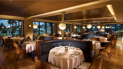 ステーキ＆ワイン「KINGDOM（キングダム）」は、ビーチフロントウィング2階にあります。シックで風格のあるインテリアが特徴のレストランです。