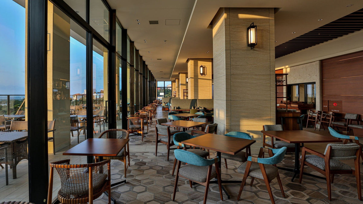 【Hillside Grill Restaurant】 マイアミと同じく北緯26度に位置する沖縄はラテン文化と同じ風土を持っています メインダイニングとなるここでは『HIYORIオリジナル』メニューが豊富 テラス席もありリゾート感たっぷり
